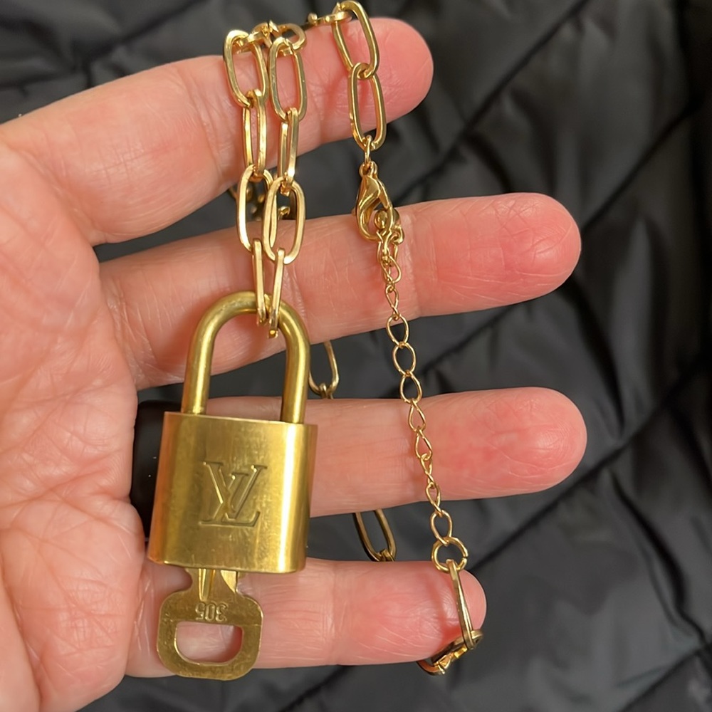 100% Authentic Louis Vuitton Lock & Key Necklace #305 LV NECKLACE - Picture 10 of 11
